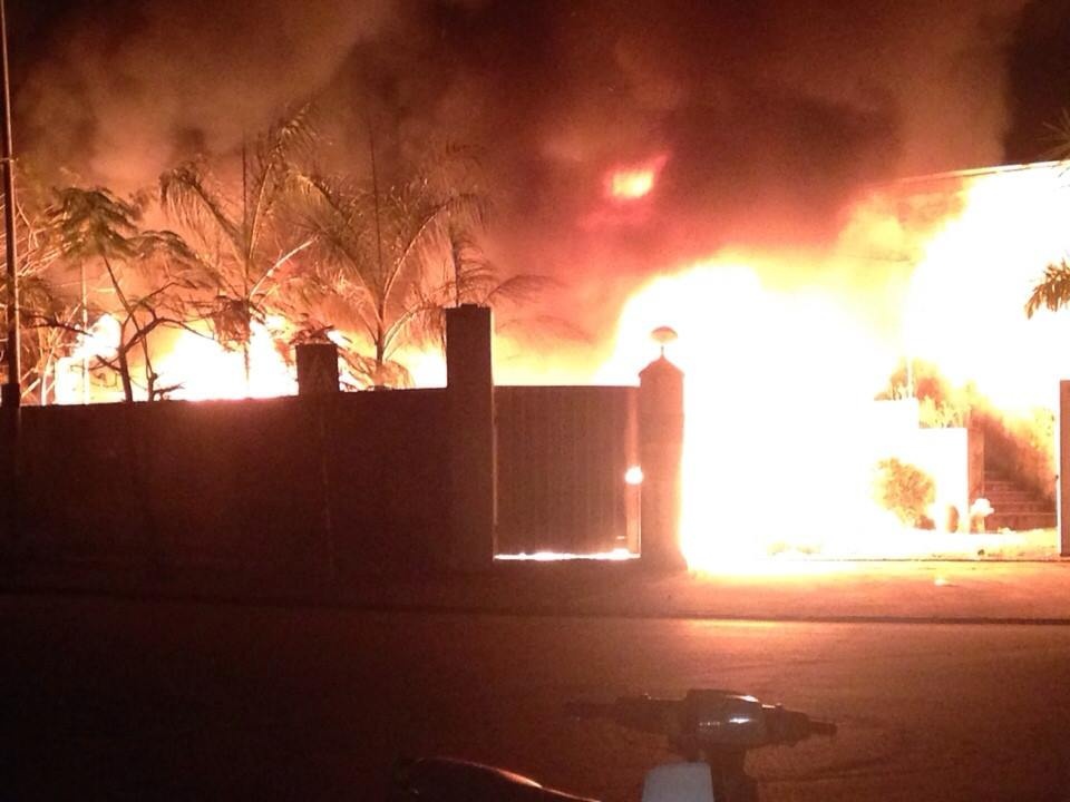 Kho thiet bi y te bi thieu rui giua dem hinh anh