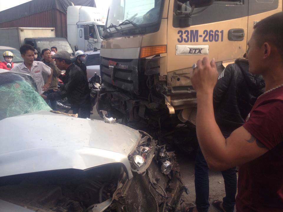 Xe container tong lien hoan 2 oto con, 2 nguoi tu vong hinh anh