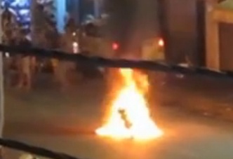 Xe may boc chay trong dem mung chien thang bong da hinh anh