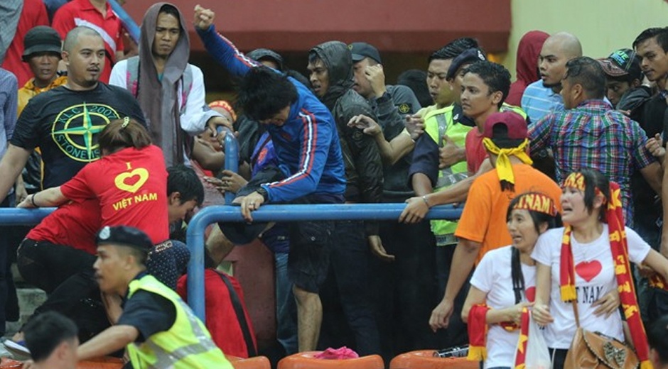 100% canh sat Ha Noi bao ve tran Viet Nam - Malaysia hinh anh