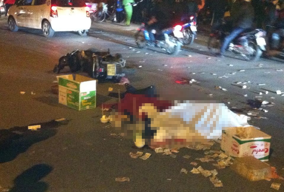 Hai thanh nien nga xuong duong bi xe tai can tu vong hinh anh