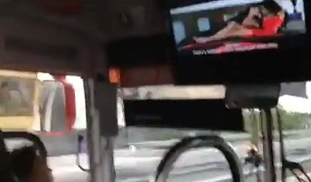 Tai xe mao hiem vua lai xe khach vua xem phim tinh cam hinh anh