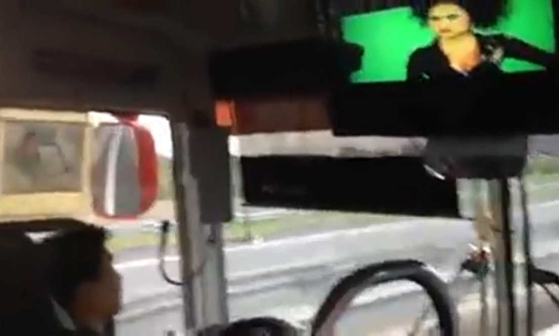 Dan mat xem 'Co dau dai chien' khi lai xe tren cao toc hinh anh