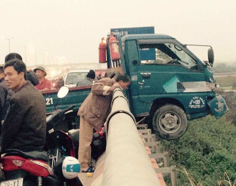 Tong nguoi roi khoi cau, xe tai lo lung nhu trong phim hinh anh