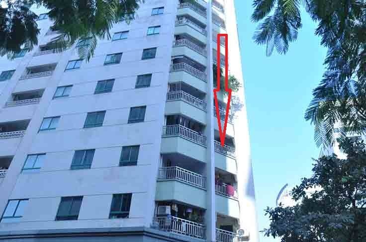 Vị trí người phụ nữ rơi từ tầng 7 tòa nhà 17T6 khu chung cư Trung Hòa Nhân Chính xuống đất tử vong sáng 17/12. Ảnh: Hoàn Nguyễn.