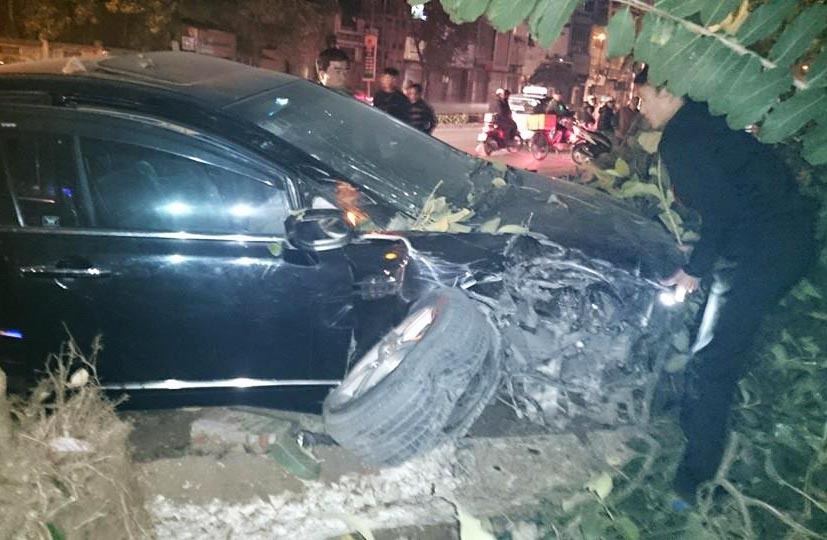 Xe Civic huc do cot den, vang hai banh truoc hinh anh