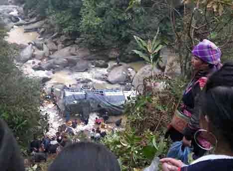 Suong mu phu kin, xe tai cho hoa qua lao xuong vuc o Sa Pa hinh anh