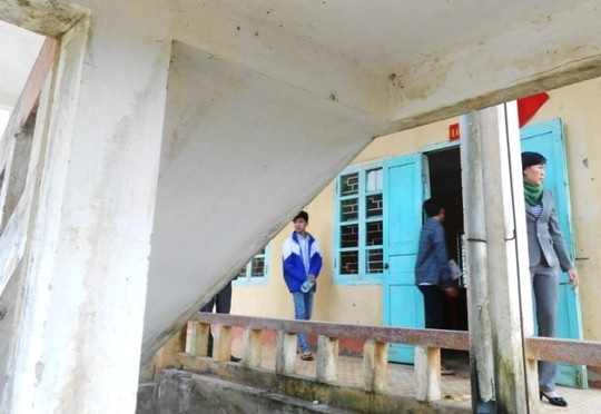 Mot hoc sinh lop 7 tuot cau thang, tu vong tai truong hinh anh