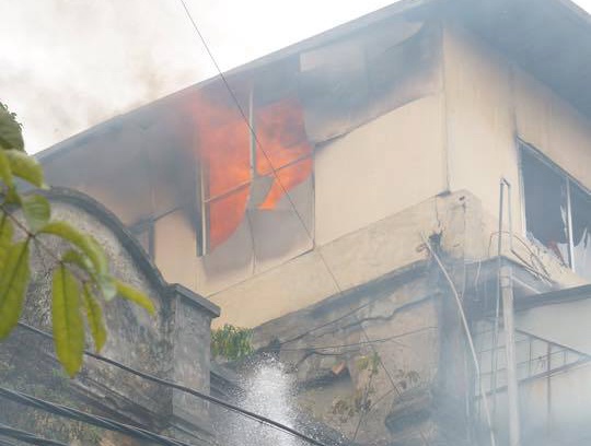 Chay nhieu gio o pho co Ha Noi, em be 3 tuoi thoat chet hinh anh