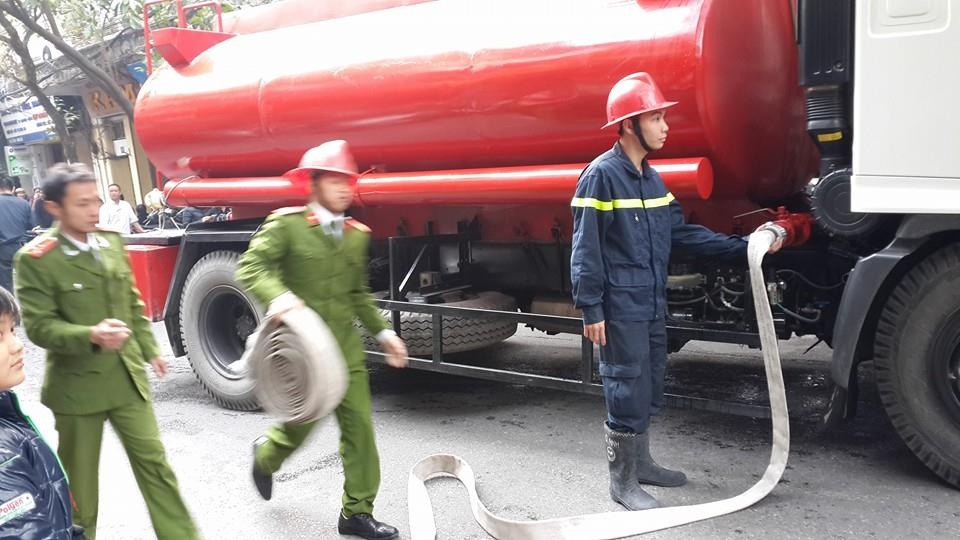 Thông tin từ PCCC Hà Nội cho biết, đơn vị này đã huy động 7 chiếc xe cứu hỏa với tổng số 49 chiến sĩ tới hiện trường khống chế ngọn lửa. Tuy nhiên, tới hơn 10h, ngọn lửa chưa được khống chế và có xu hướng lan sang những hộ dân bên cạnh. Lực lượng PCCC đã tiến hành tiếp cận ngọn lửa bằng hai hướng là từ trên cao bằng thang sử dụng vòi rồng phun nước vào và tiếp cận trực diện ngôi nhà gặp hỏa hoạn.