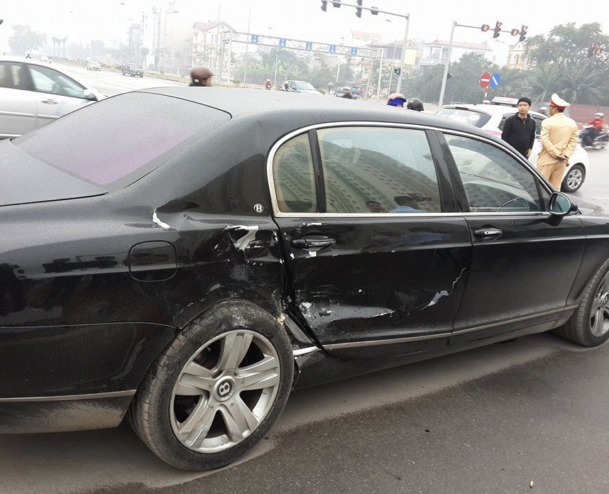 Vuot den do, sieu xe Bentley bi huc vang vao le duong hinh anh