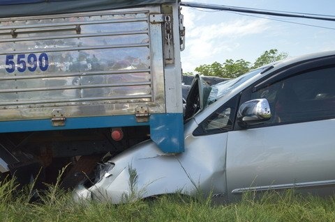 Cắm đầu vào đuôi xe phía trước