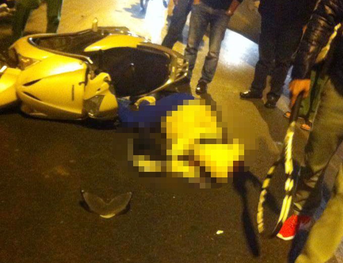 Bi xe khach can qua nguoi, mot co gai tu vong hinh anh