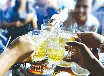 Bia, ruou dang bop chet the he tre hinh anh