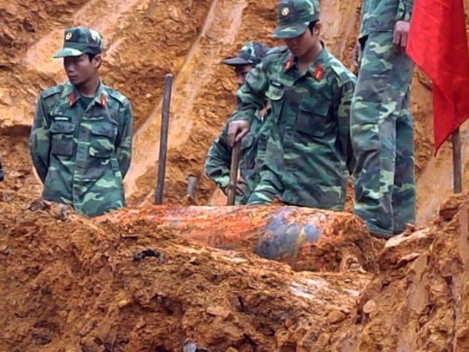 Dao dat doi, phat hien qua bom 450 kg hinh anh