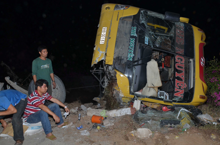 Kinh hoang lat xe giuong nam trong dem qua loi ke nan nhan hinh anh