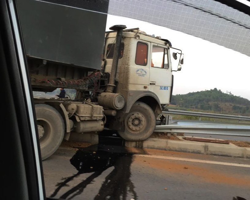 Mat lai, container cay nat hon 100 m rao chan tren cao toc hinh anh