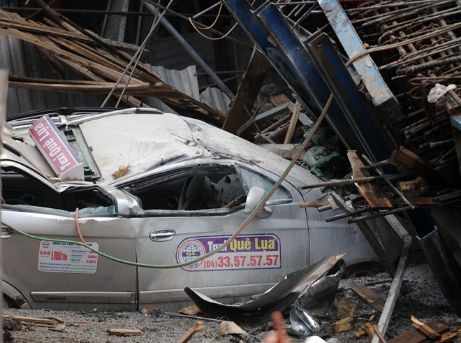 Phan luong giao thong qua hien truong vu sap 80 tan be tong hinh anh