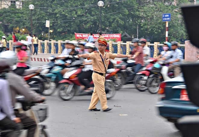 100% luc luong CSGT Ha Noi ung truc 4 ngay Tet Duong lich hinh anh