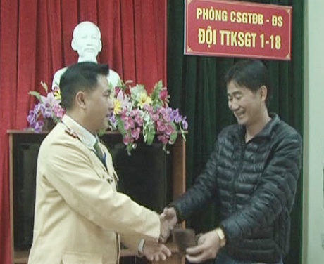 Bat ngo nhan lai 23 trieu tu CSGT sau khi danh roi hinh anh