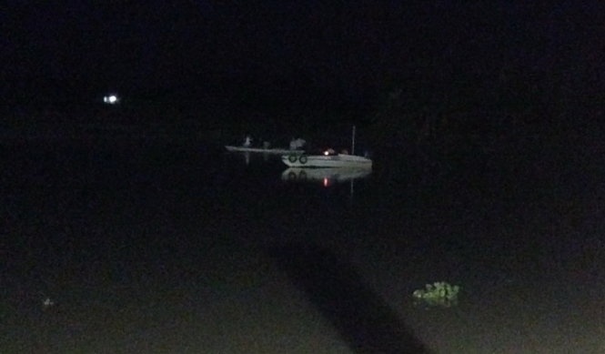 Nhập mô tả cho ảnLực lượng cứu nạn cứu hộ lặn tìm nạn nhân mất tích trên kênh Xángh