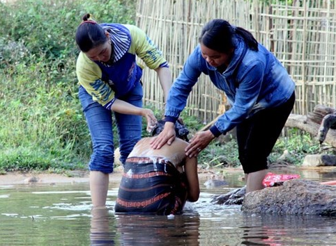 Co gai 'nguoi rung' o Ka Tang hinh anh