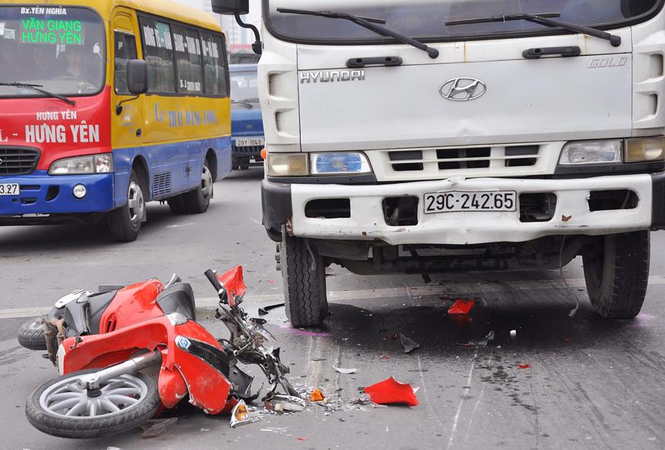 Xe bon cho xang mat phanh tong lien hoan vao gan chuc xe may hinh anh