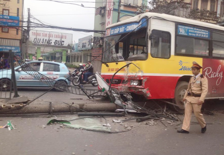 Nhieu khach la het khi xe buyt leo dai phan cach giua pho hinh anh