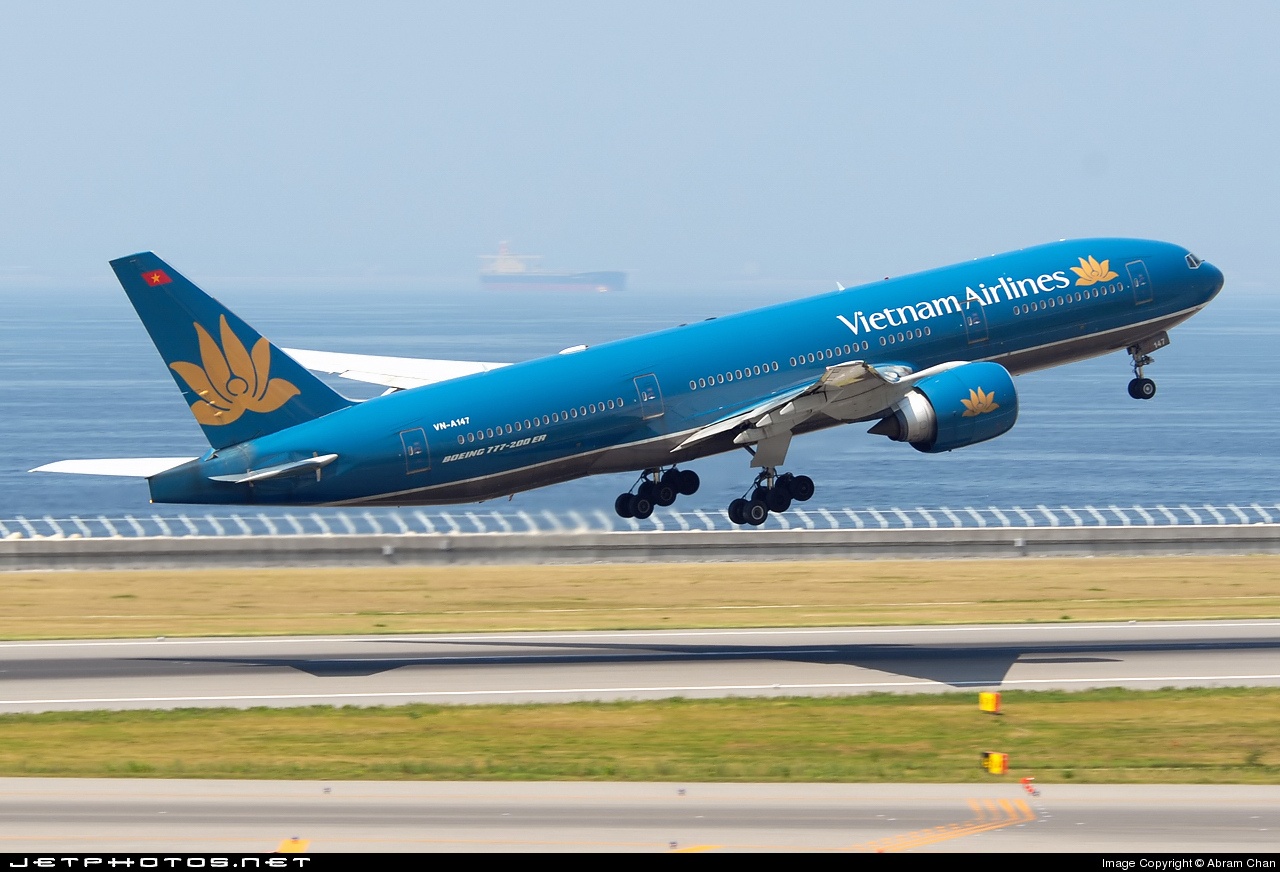 May bay Vietnam Airlines ha canh khan cap tai Hong Kong hinh anh