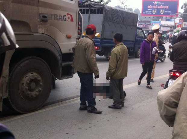 Bi xe cau keo le, nguoi dan ong goi dien cau cuu hinh anh