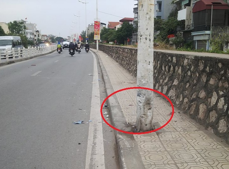 Tu dam vao cot den, 2 thanh nien nguy kich hinh anh