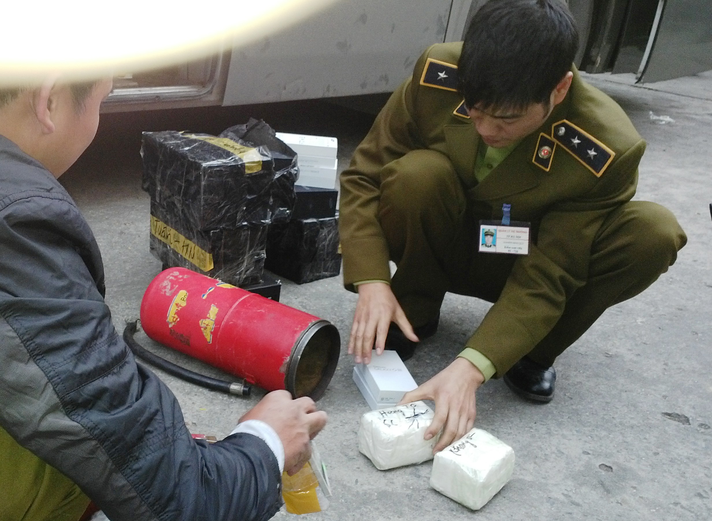 So luong lon dien thoai giau trong binh cuu hoa xe khach hinh anh