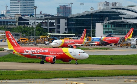 May bay Vietjet ngung bay vi va vao chim hinh anh