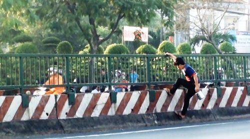 Canh cong nhan 'ban mang' qua duong o Sai Gon hinh anh