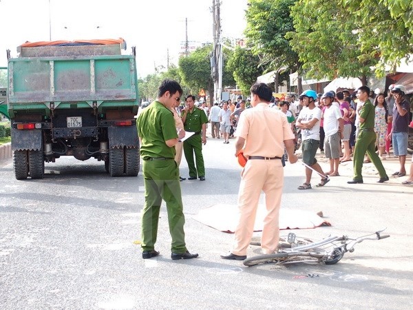 Bi cuon vao gam xe tai, nu sinh tu vong tren duong ve hinh anh