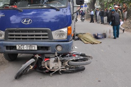 Lien tiep va cham voi 2 xe tai, nam thanh nien tu vong hinh anh