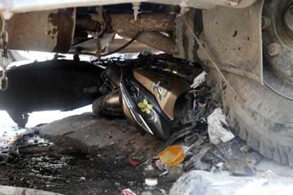 Xe ben dai nao tren dai lo giua Sai Gon hinh anh