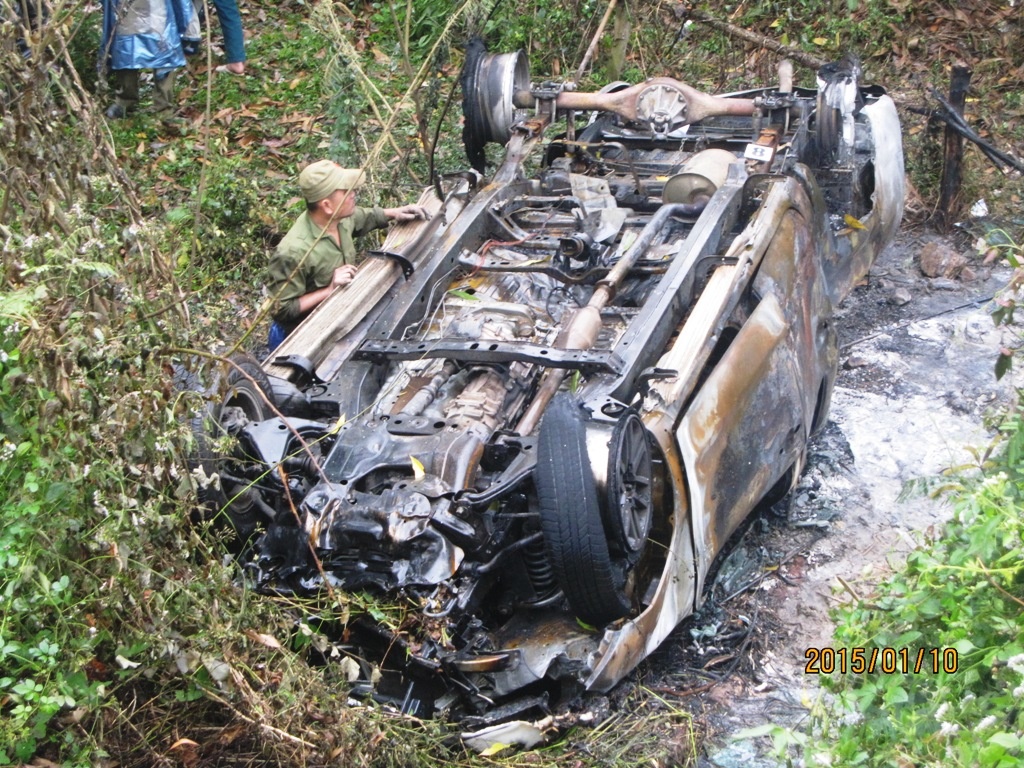 Tong xe canh sat giao thong, tai xe chet chay trong cabin hinh anh