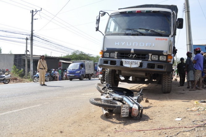 Nam thanh nien chet tham gam duoi xe tai cho day go hinh anh