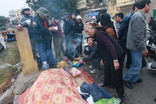 Gap cong an, mot thanh nien nhay xuong song thiet mang hinh anh