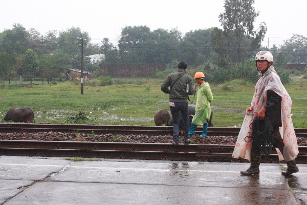 Thanh nien lao vao tau hoa tu tu truoc mat cha me hinh anh