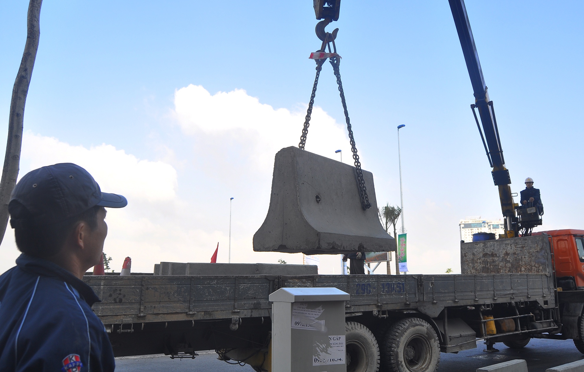 Do dai phan cach len cau Nhat Tan sau nhieu tai nan hinh anh