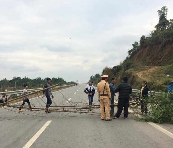 Dan lan thu 4 dung cay chan cao toc Noi Bai - Lao Cai hinh anh