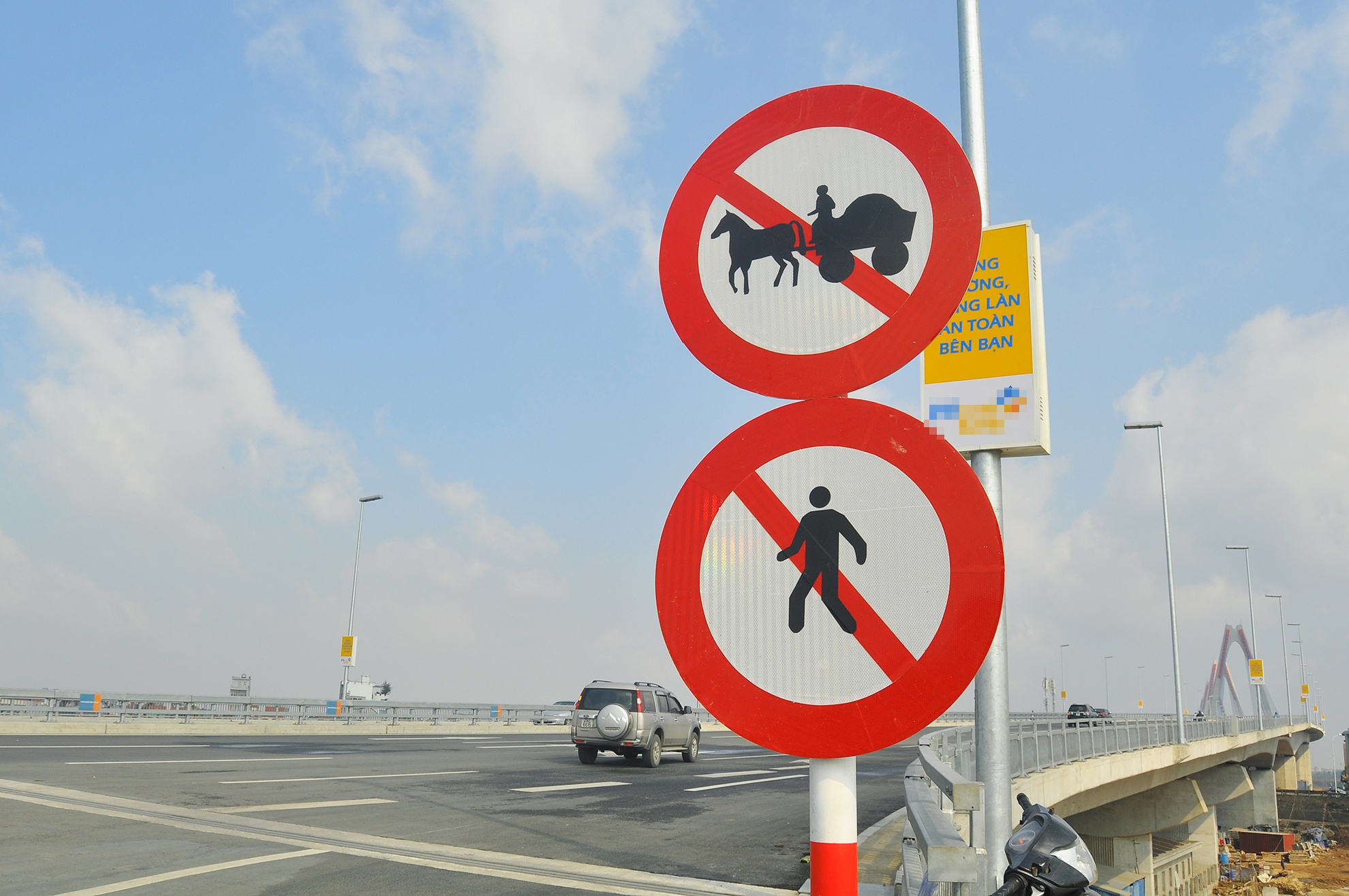 Dung oto chup anh tren cau Nhat Tan se bi phat 1 trieu hinh anh