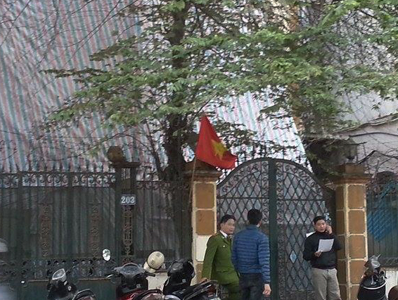 Sap tuong nha dang sua, 2 nguoi bi thuong nang hinh anh