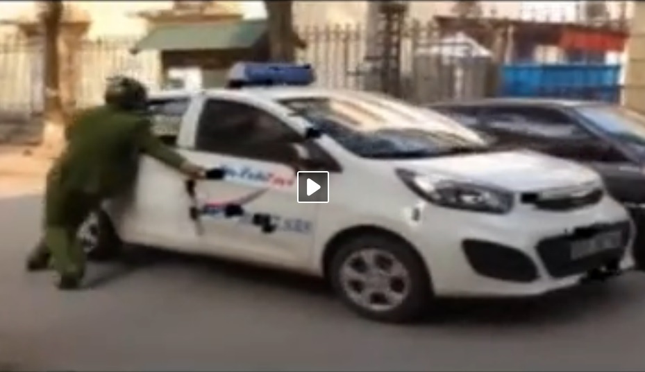 Taxi thao chay khi canh sat trat tu yeu cau dung xe hinh anh