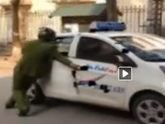 Canh sat vat va chong do tai xe taxi co tinh bo chay hinh anh