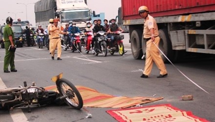 Nga xuong duong, bi xe container can qua nguoi chet tham hinh anh