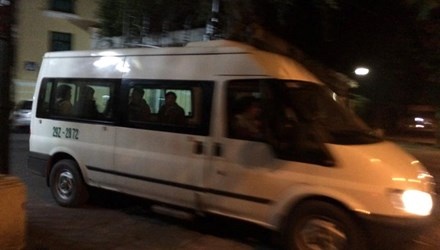 Chiếc xe của Nhà tang lễ đưa thi thể ông Thắng rời trụ sở Bộ GTVT đêm 22/1.