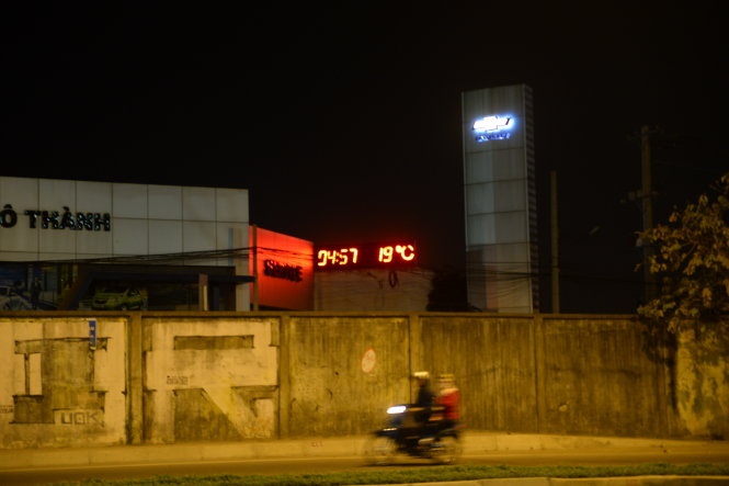 Nhiệt độ rạng sáng 23-1 thể hiện trên bảng thông tin ở đường Nguyễn Hữu Cảnh, Q.Bình Thạnh là 19OC.